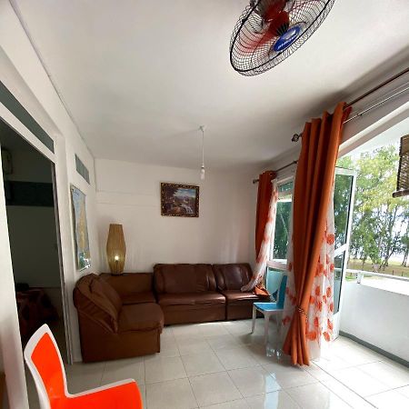 Sea Front 2 Bedrooms Apartment Flic en Flac Bagian luar foto