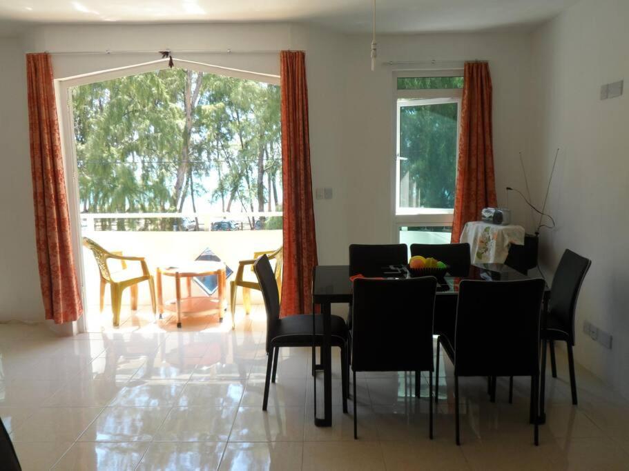 Sea Front 2 Bedrooms Apartment Flic en Flac Bagian luar foto