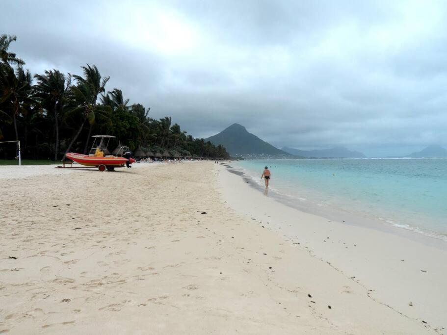 Sea Front 2 Bedrooms Apartment Flic en Flac Bagian luar foto