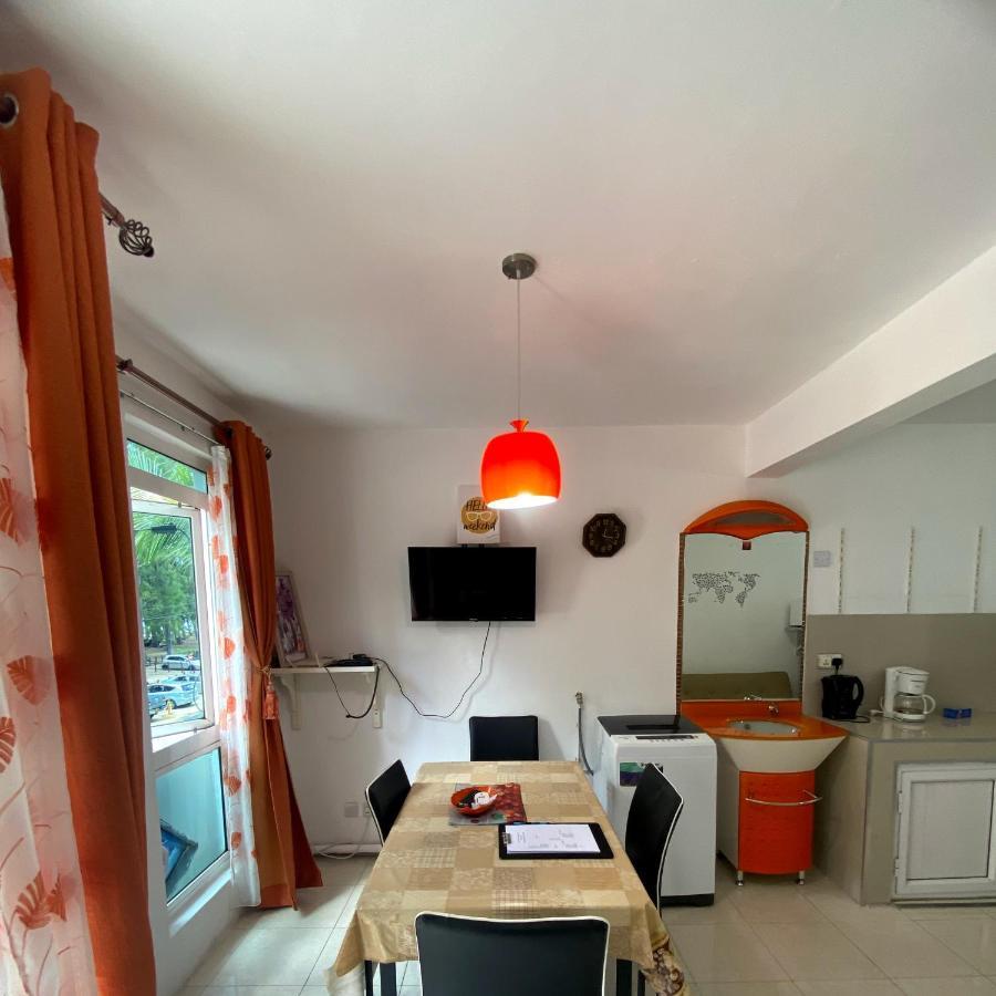Sea Front 2 Bedrooms Apartment Flic en Flac Bagian luar foto